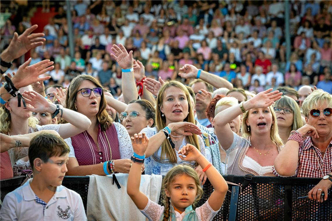 Andreas Gabalier betonte mehrfach, dass seine Fans friedlich miteinander feiern....