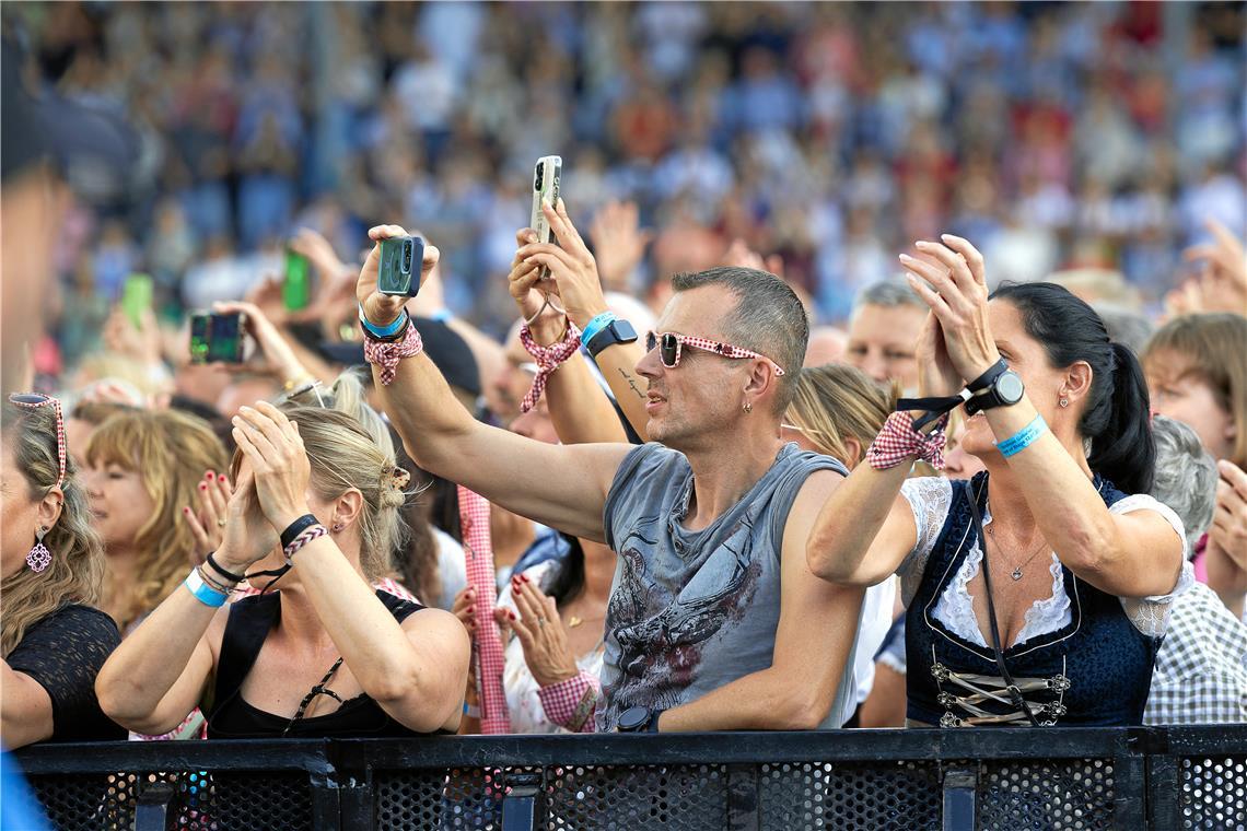 Andreas Gabalier ist entzückt, wie seine Fans sich für ihn zurechtgemacht haben.