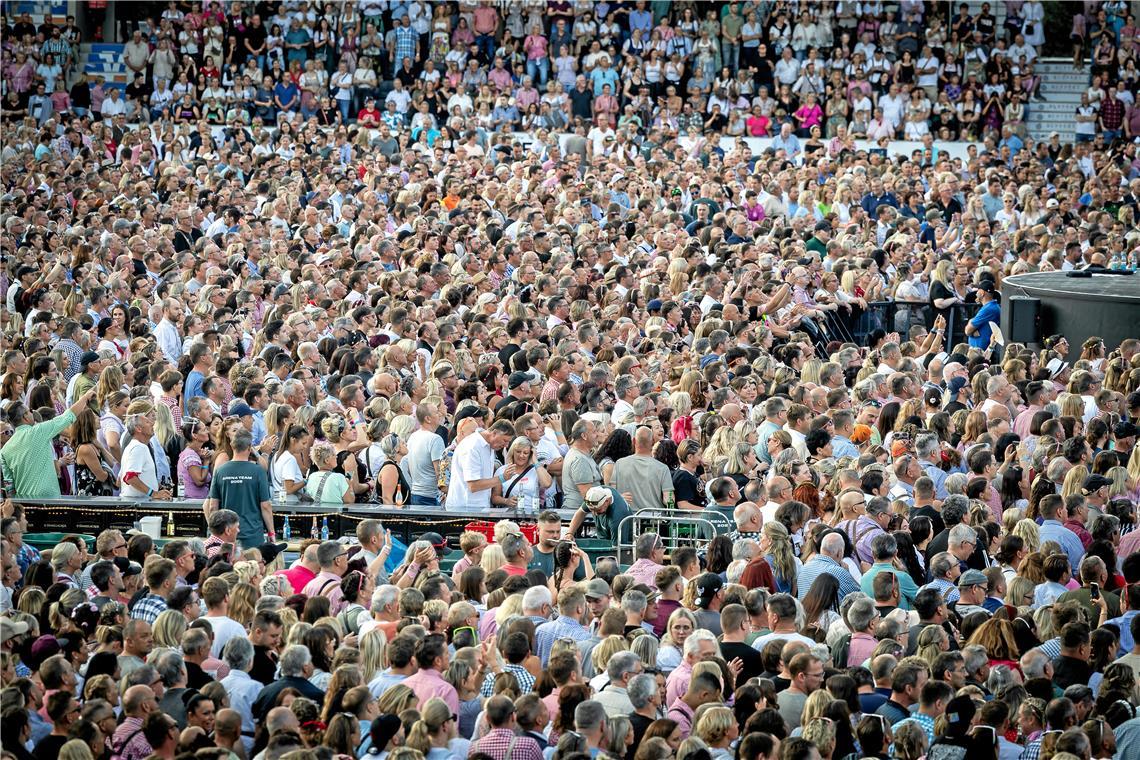 Andreas Gabalier sorgte für eine ausverkaufte Arena, in der tausende Fans friedl...