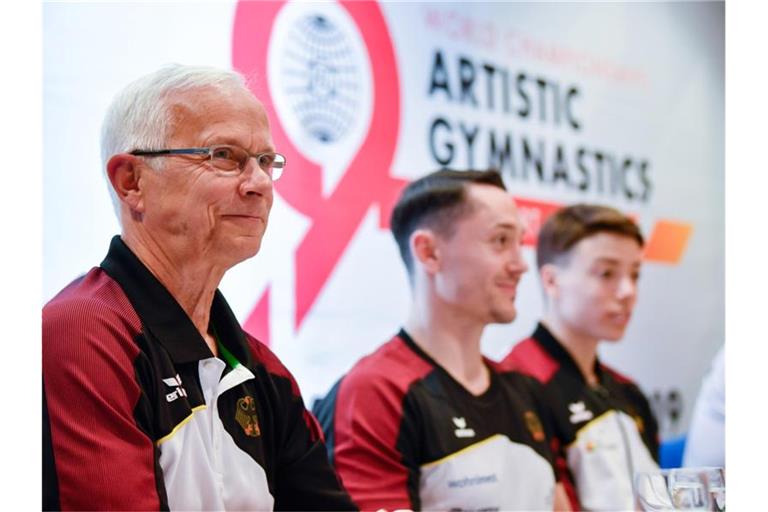 Andreas Hirsch (l.), Cheftrainer der deutschen Turner, Andreas Toba (M.) und Karim Rida. Foto: Thomas Kienzle/dpa