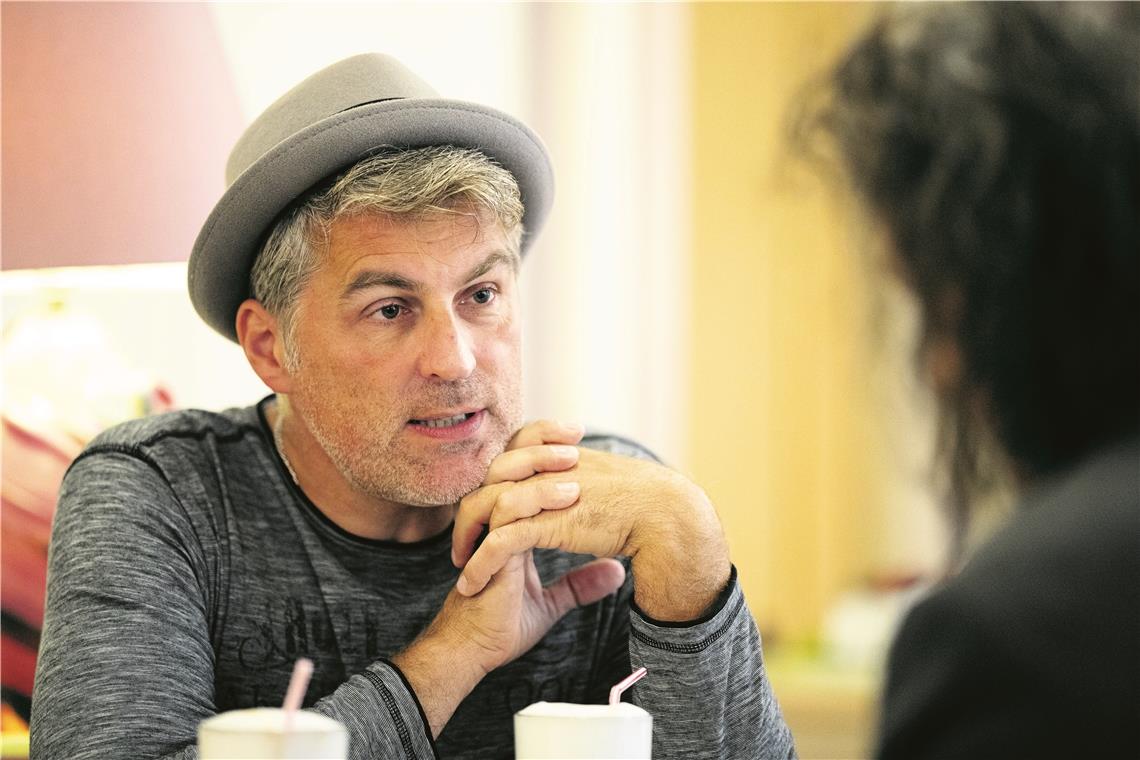 Ein Händchen für berührende Klänge Andreas Holz aus Backnang ist der Pianist und der Manager der Band. Foto: A. Becher