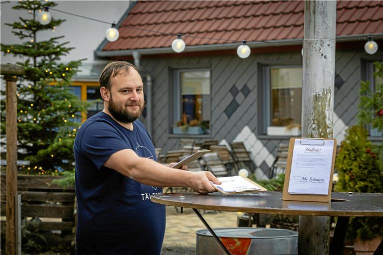 Andreas Huber von der Unterweissacher Gaststätte Tälesbräu musste die Preise auf der Speisekarte bereits anpassen. Foto: Alexander Becher