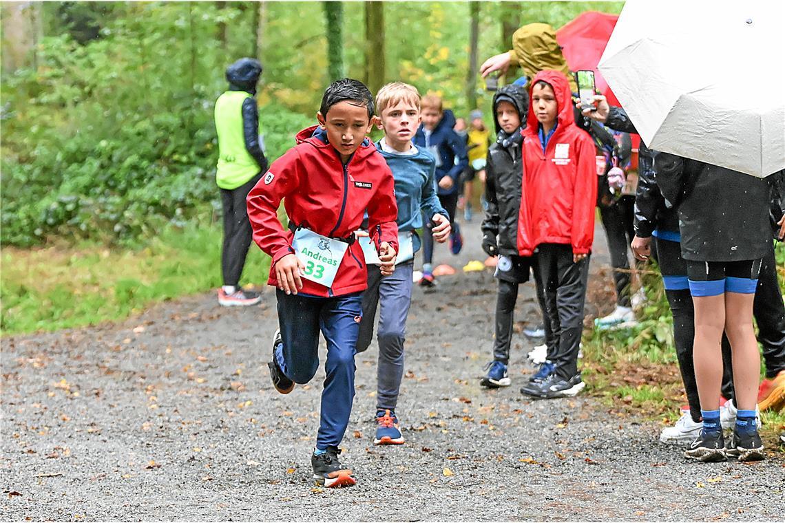 Andreas Jünger mit der Startnummer 33 beim 4. Kindercrossduathlon des TC Backnan...