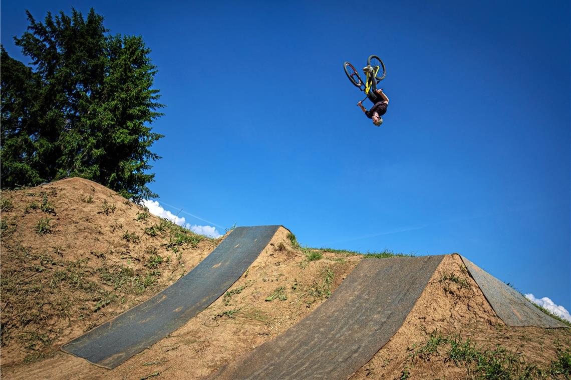 Andreas Jungert zeigt, was auf der Dirtline in Maubach möglich ist. Der 26-Jährige saust mit einem Affenzahn den Hügel hinauf und schraubt sich dann in luftige Höhen. Fotos: A. Becher