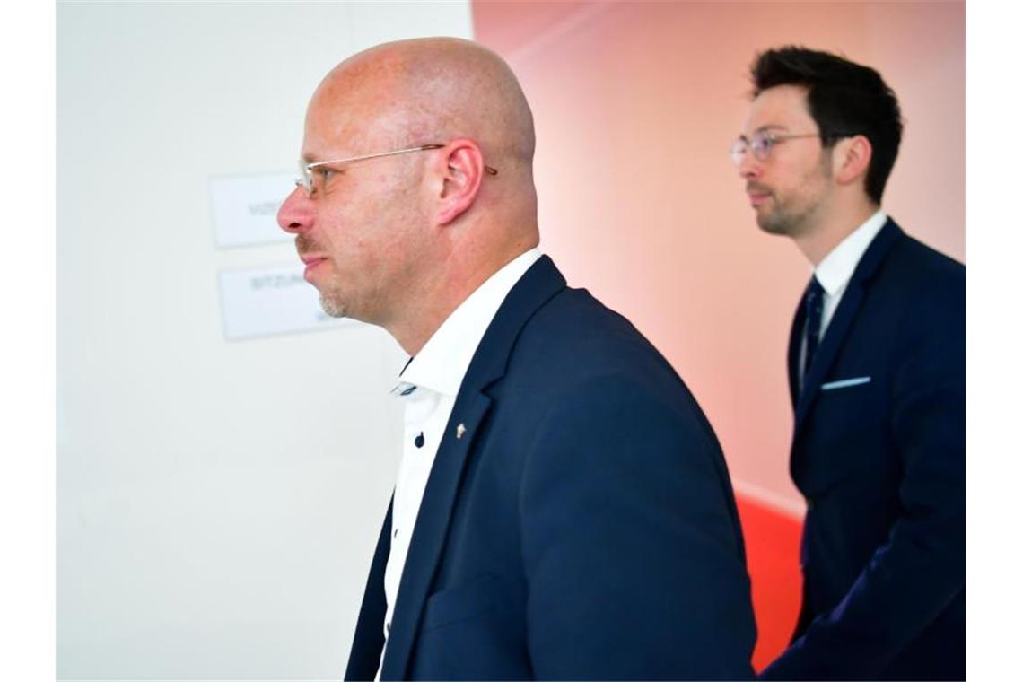Trotz AfD-Rauswurf: Kalbitz bleibt in Brandenburger Fraktion Andreas Kalbitz (L) nach der Fraktionssitzung der AfD. Foto: Soeren Stache/dpa-Zentralbild/dpa