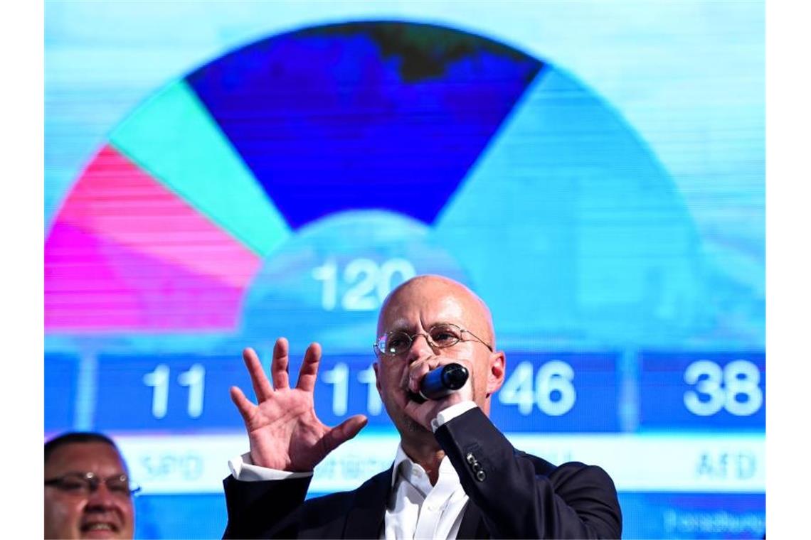 SPD in Brandenburg klar vor AfD Andreas Kalbitz, Spitzenkandidat der AfD in Brandenburg, spricht auf der AfD-Wahlparty nach der Bekanntgabe erster Ergebnisse. Foto: Gregor Fischer
