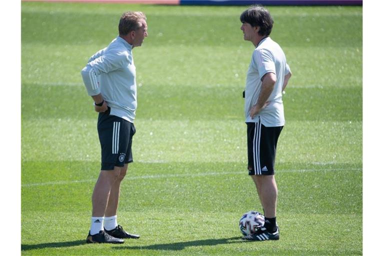 Andreas Köpke (l) und Joachim Löw haben 17 Jahre lang zusammen gearbeitet. Foto: Federico Gambarini/dpa