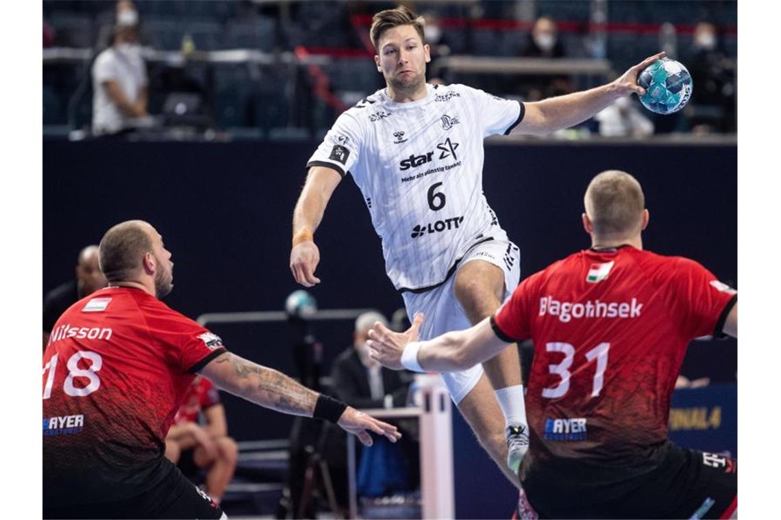 THW Kiel nach Sieg über Top-Team Veszprem im Finale Andreas Nilsson (l) und Blaz Blagotinsek (r) von Telekom Veszprem versuchen am Wurfkreis gegen den Kiels Harald Reinkind zu verteidigen. Foto: Marius Becker/dpa