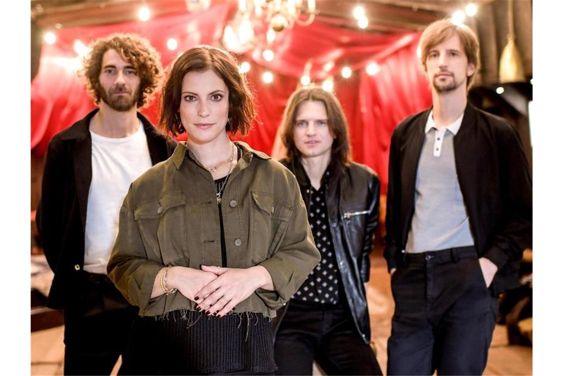 Andreas Nowak (l-r), Stefanie Kloß, Thomas Stolle und Johannes Stolle von der Band Silbermond stehen für ein Foto zusammen. Foto: Britta Pedersen/zb/dpa/Archivbild