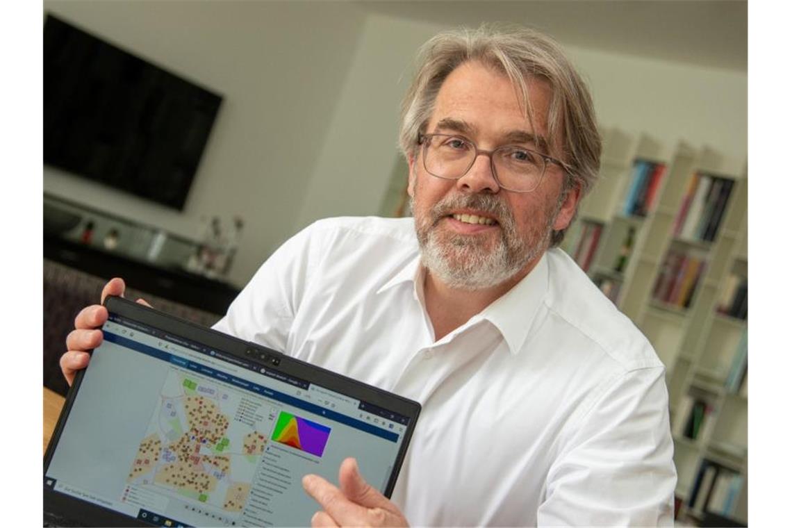 Forscher entwickeln Modell zu Folgen von Corona-Maßnahmen Andreas Pyka erläutert an seinem Laptop eine Grafik. Foto: Stefan Puchner/dpa