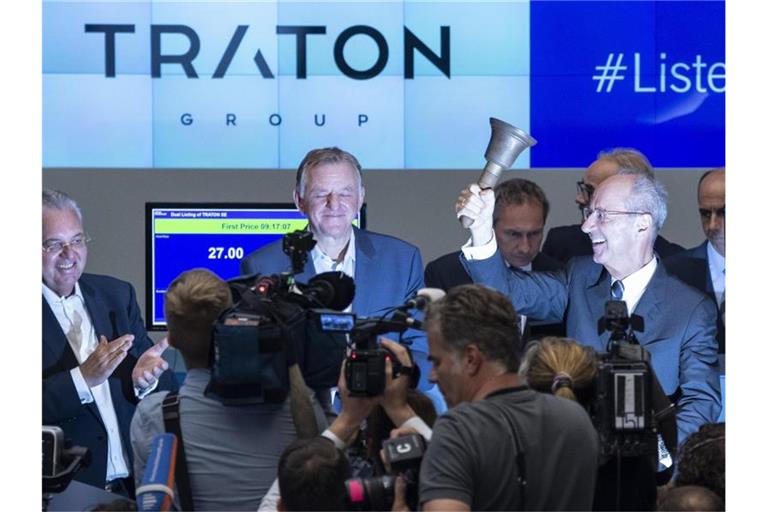 Andreas Renschler (M), Vorstandsvorsitzender der Traton SE, freut sich über den Börsengang des Unternehmens im Juni 2019. Foto: Boris Roessler/dpa