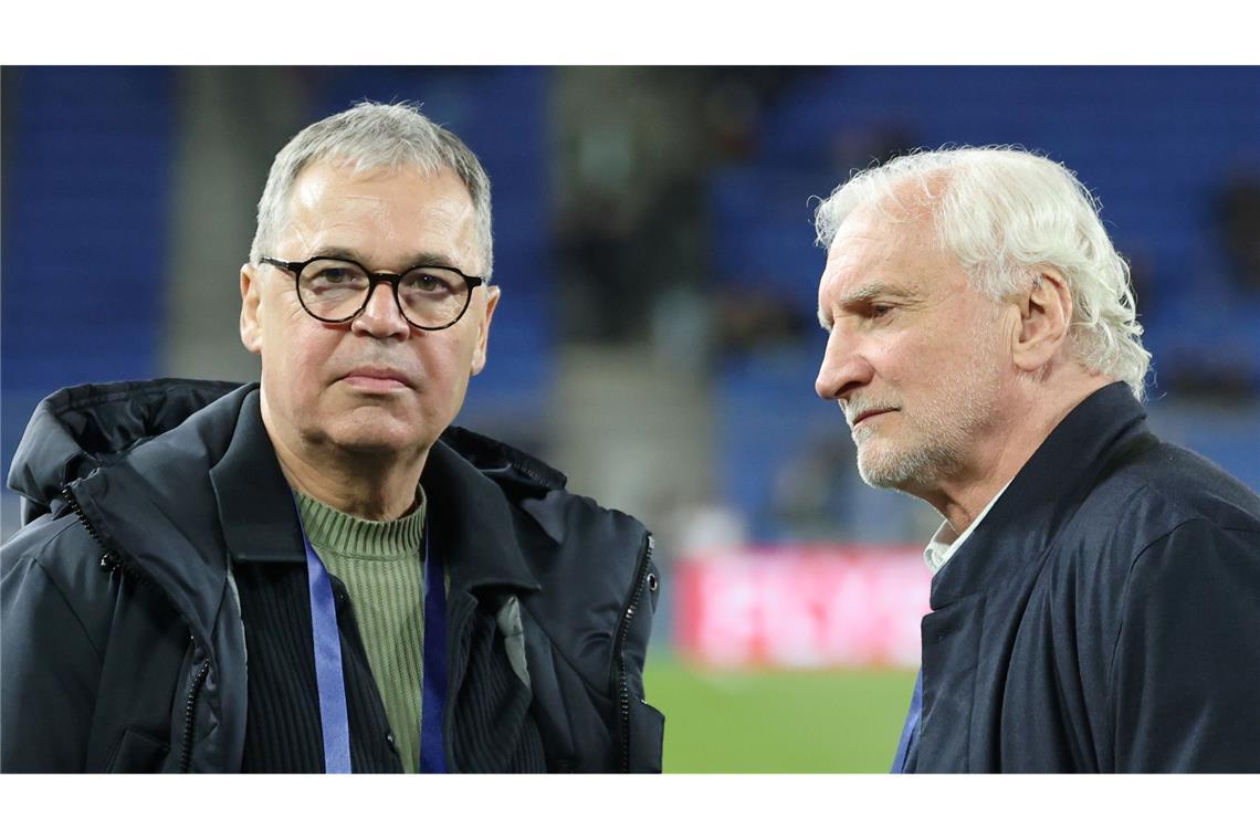Andreas Rettig (l.) und Rudi Völler (r.) stehen vor einem Länderspiel auf dem Platz (Archivbild)
