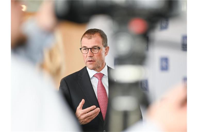 Andreas Schell, Vorstandschef der Rolls-Royce Power Systems AG, spricht mit Journalisten. Foto: Felix Kästle/dpa/Archivbild