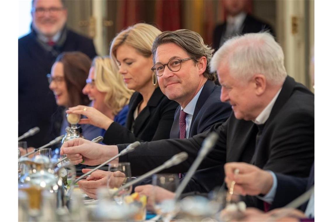 Andreas Scheuer (2.v.r.), Bundesminister für Verkehr und digitale Infrastruktur, bei der Regierungsklausur in Meseberg: „Eine lückenlose Versorgung mit Mobilfunk ist überfällig.“. Foto: Monika Skolimowska/dpa-Zentralbild/dpa