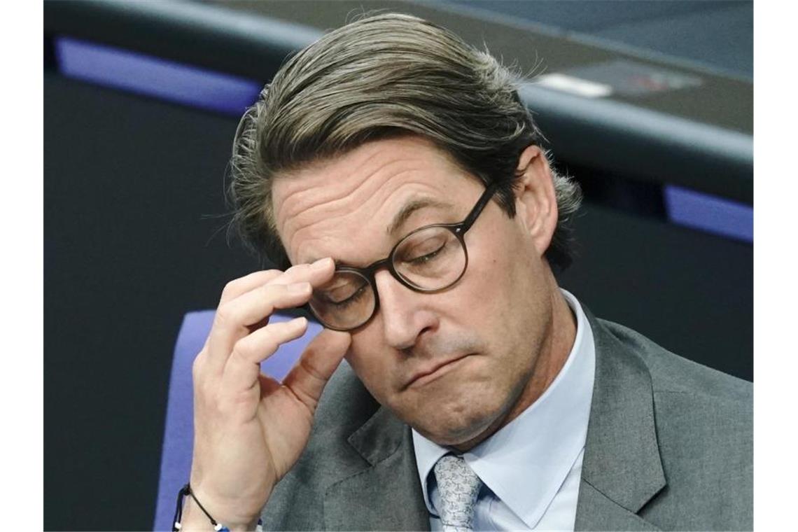 Maut-„Show“ im Bundestag: Angriffe auf Scheuer Andreas Scheuer (CSU), Bundesminister für Verkehr und digitale Infrastruktur, verfolgt die Debatte im Plenum im Bundestag. Foto: Michael Kappeler/dpa