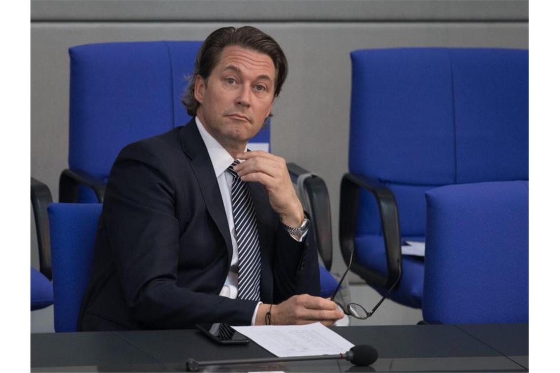 Scheuer fordert Autobauer zu mehr Tempo bei E-Mobilität auf Andreas Scheuer (CSU), Bundesverkehrsminister, fordert die Autoindustrie zu mehr Tempo bei der E-Mobilität auf. Foto: Jörg Carstensen/dpa