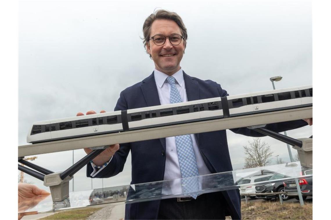 Bund will Magnetschwebebahn für Nahverkehr prüfen lassen Andreas Scheuer (CSU), Bundesverkehrsminister mit einem Modell der Machbarkeitsstudie für eine Magnetschwebebahn. Foto: Peter Kneffel/dpa