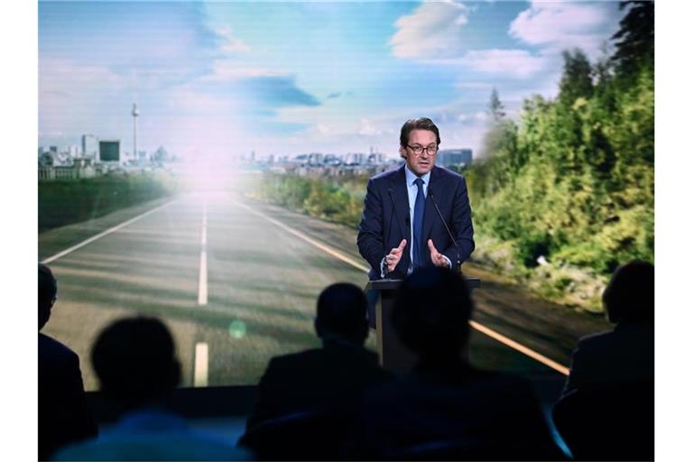 Andreas Scheuer (CSU), Bundesverkehrsminister, spricht bei einer Pressekonferenz von Daimler Trucks zur künftigen Elektro-Technologiestrategie. Foto: Britta Pedersen/dpa-Zentralbild/dpa