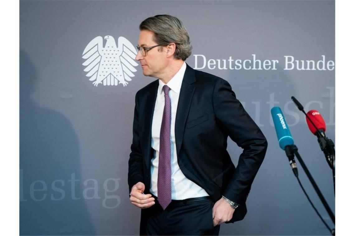 Maut: Scheuer sieht sich weiter mit Vorwürfen konfrontiert Andreas Scheuer (CSU) verlässt das Pressestatement zu Beginn der Sitzung des Maut-Untersuchungsausschusses des Bundestags. Foto: Kay Nietfeld/dpa