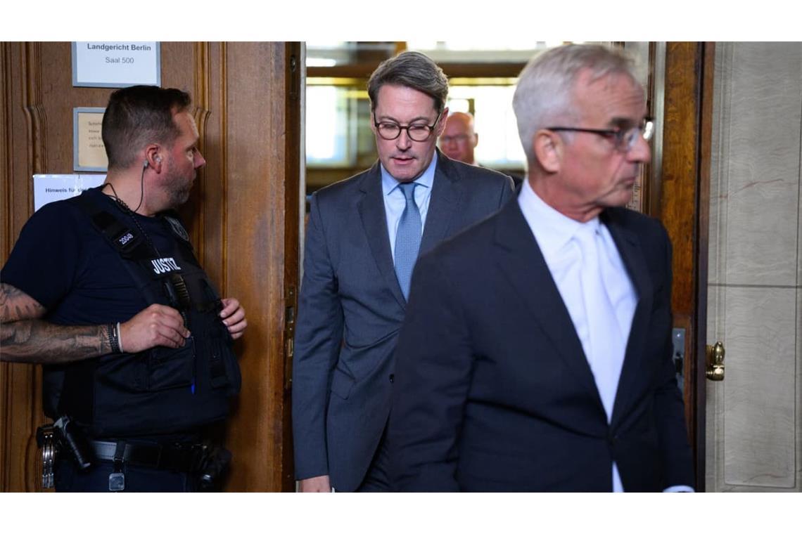 Andreas Scheuer (M CSU), ehemaliger Bundesverkehrsminister, verlässt zusammen mit seinem Rechtsanwalt Daniel Krause (r) in einer kurzen Pause am ersten Tag vom Prozess im Zusammenhang mit der gescheiterten Pkw-Maut vor der 38. Großen Strafkammer im Kriminalgericht Moabit den Gerichtssaal.