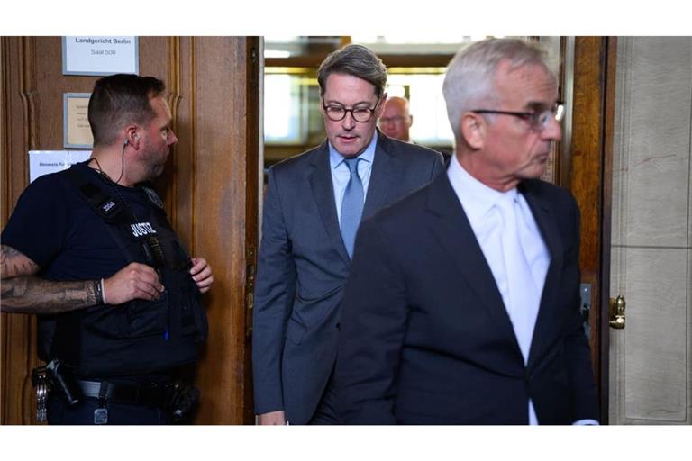 Andreas Scheuer (M CSU), ehemaliger Bundesverkehrsminister, verlässt zusammen mit seinem Rechtsanwalt Daniel Krause (r) in einer kurzen Pause am ersten Tag vom Prozess im Zusammenhang mit der gescheiterten Pkw-Maut vor der 38. Großen Strafkammer im Kriminalgericht Moabit den Gerichtssaal.