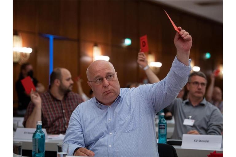 Andreas Schmidt, Vorsitzender der SPD Sachsen-Anhalt, stimmt beim Landesparteitag ab. Foto: Hendrik Schmidt/dpa-Zentralbild/dpa