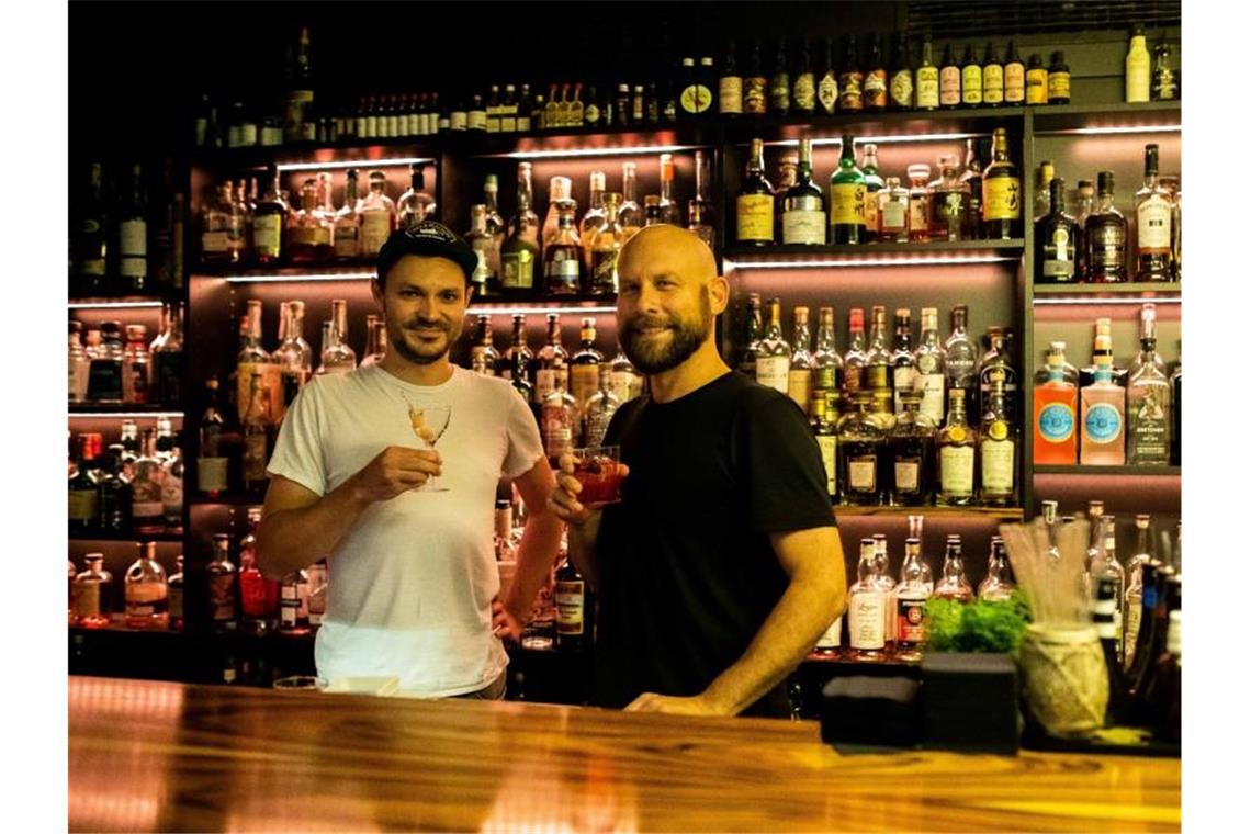 Andreas Schöler (l) und Boris Gröner, die Geschäftsführer der One Trick Pony Bar, in ihrer Bar. Foto: Philipp von Ditfurth/dpa/Archivbild