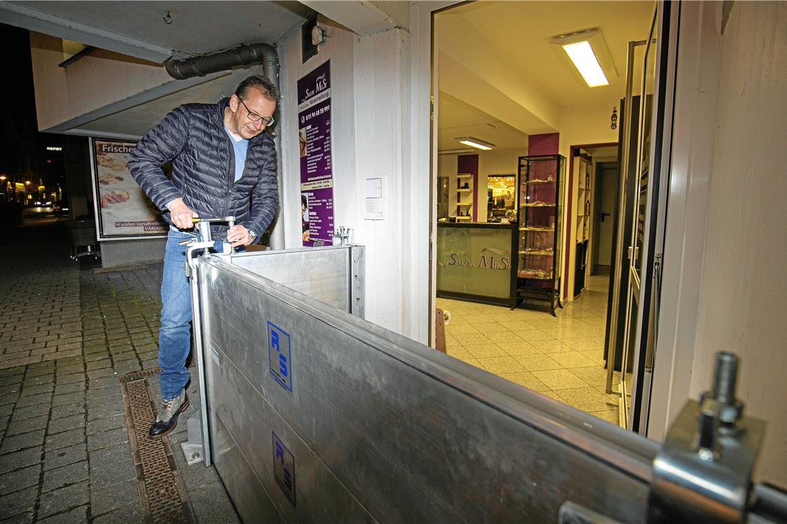 Andreas Schubert kann die mobile Spundwand innerhalb weniger Minuten aufbauen. Doch sie ist nicht die einzige Schutzmaßnahme. Fotos: A. Becher