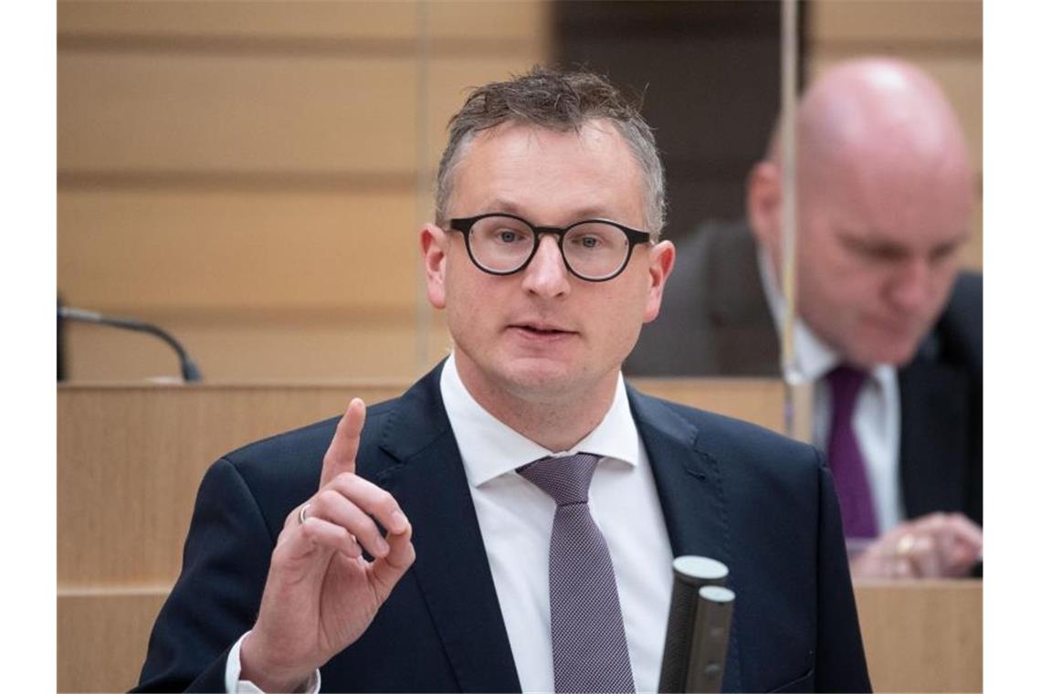 Grün-Schwarz will Gesundheitsstandort und Betriebe stärken Andreas Schwarz (Bündnis 90/Die Grünen) gestikuliert. Foto: Marijan Murat/dpa/Archivbild
