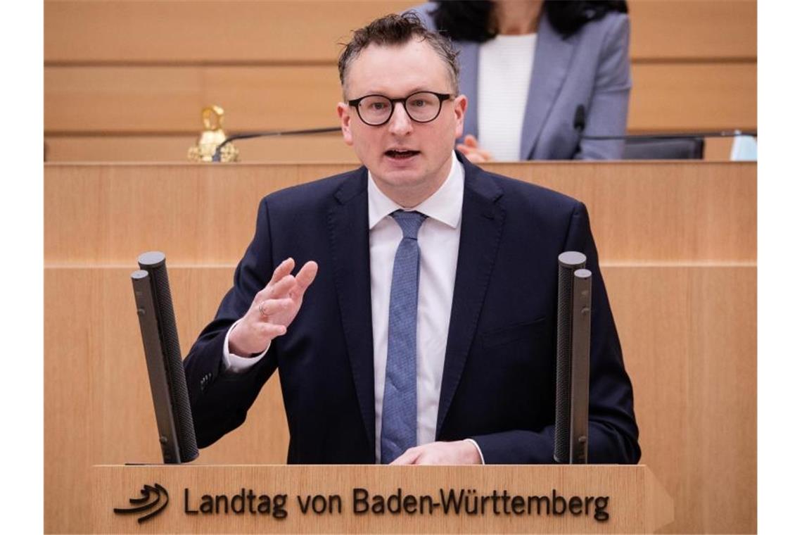 Andreas Schwarz (Bündnis 90/Die Grünen) spricht im Landtag. Foto: Christoph Schmidt/dpa