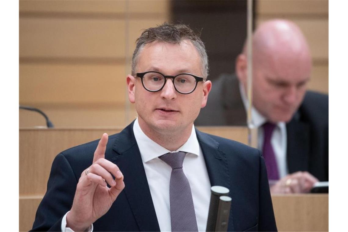 Koalition bekämpft Krise mit Rekordschulden Andreas Schwarz (Bündnis 90/Die Grünen) spricht während einer Landtagssitzung. Foto: Marijan Murat/dpa/Archivbild