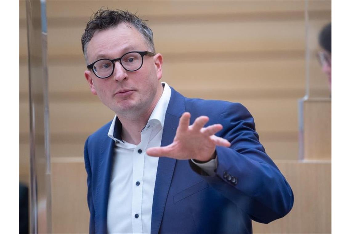 Andreas Schwarz, Fraktionsvorsitzender von Bündnis 90/Die Grünen im Landtag von Baden-Württemberg, spricht. Foto: Sebastian Gollnow/dpa
