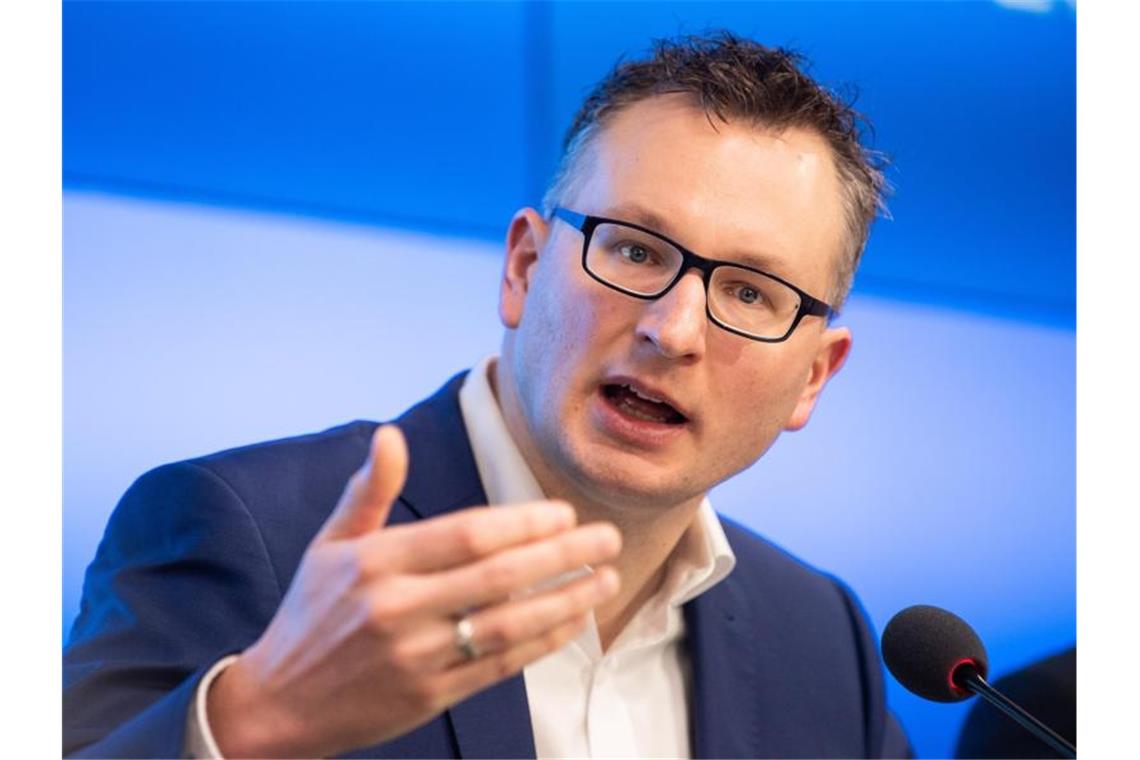 Andreas Schwarz, Fraktionsvorsitzender von Bündnis 90/Die Grünen im Landtag von Baden-Württemberg, spricht bei einer Pressekonferenz. Foto: Sebastian Gollnow/Archiv