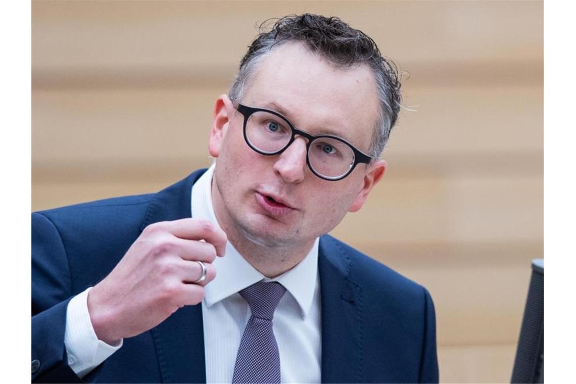 Andreas Schwarz, Fraktionsvorsitzender von Bündnis 90/Die Grünen in BW, spricht im Landtag. Foto: Tom Weller/dpa/Archivbild
