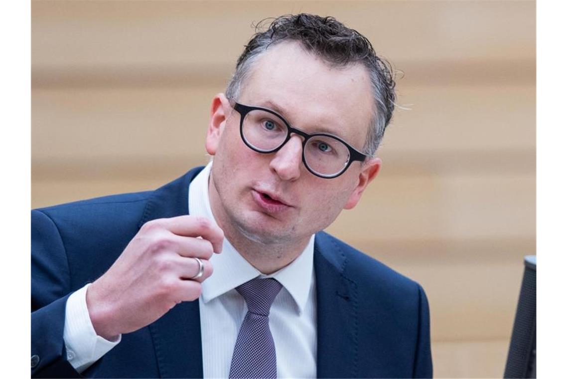 Klimaschutz ein großer Schwerpunkt für Grün-Schwarz 2020 Andreas Schwarz, Fraktionsvorsitzender von Bündnis 90/Die Grünen in BW, spricht im Landtag. Foto: Tom Weller/dpa/Archivbild