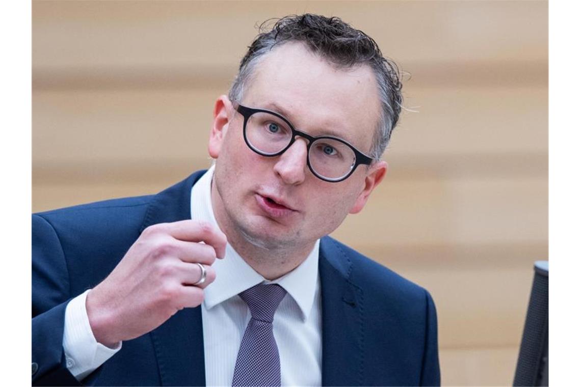 Grünen-Fraktionschef: Keine Amtszeit-Begrenzung Andreas Schwarz, Grünen-Fraktionsvorsitzender in Baden-Württemberg, spricht im Landtag. Foto: Tom Weller/dpa/Archivbild