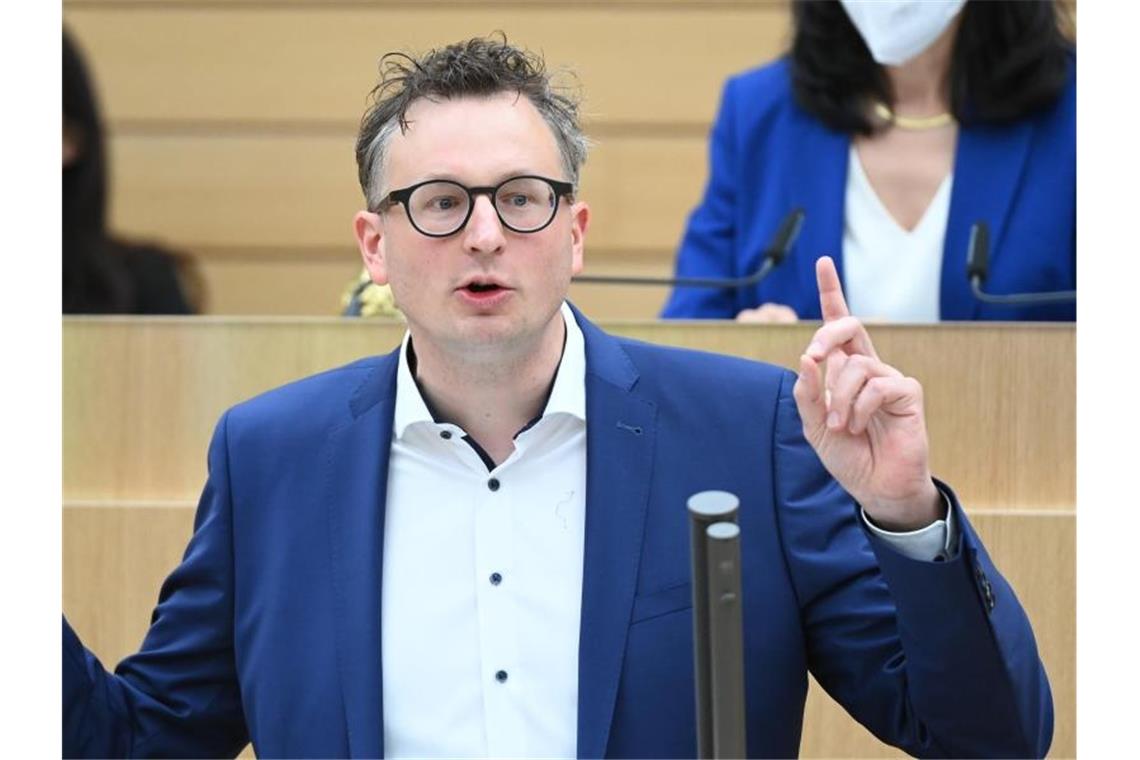 Grün-Schwarz einig bei Nachtragsetat Andreas Schwarz redet im Landtag von Baden-Württemberg. Foto: Bernd Weißbrod/dpa/Archivbild