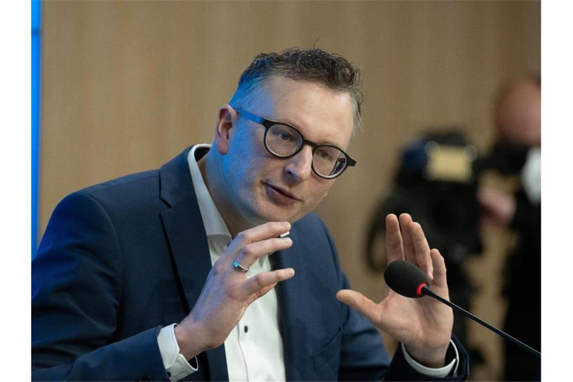Grünen-Fraktion erwägt FFP2-Maskenpflicht für ältere Schüler Andreas Schwarz spricht bei einer Pressekonferenz über die Ergebnisse einer Fraktionsklausur. Foto: Bernd Weißbrod/dpa