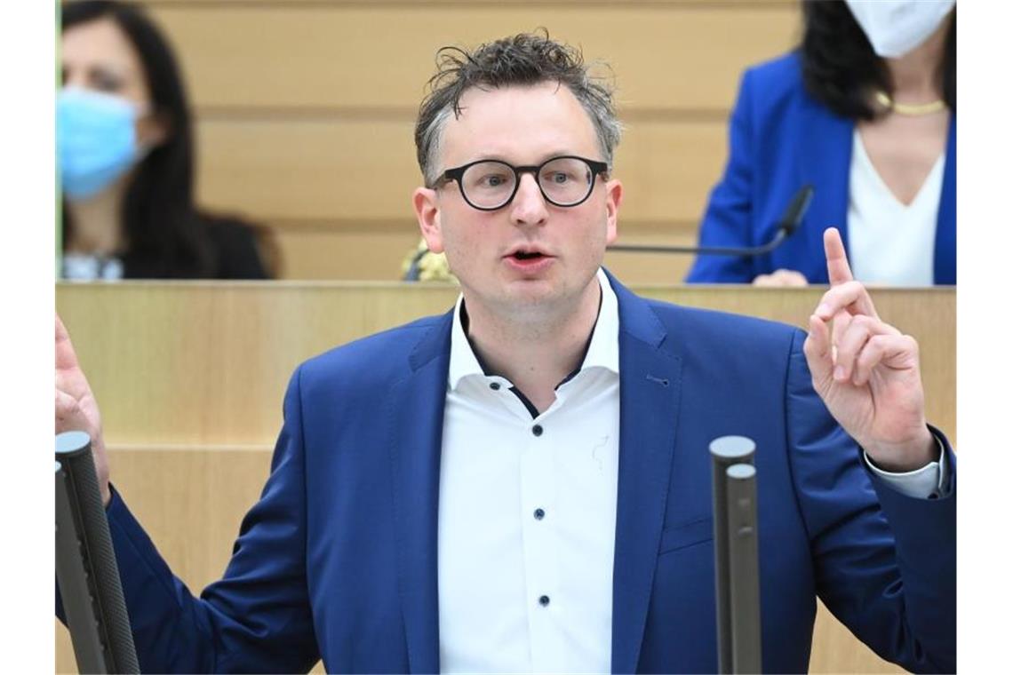 Andreas Schwarz spricht im Landtag von Baden-Württemberg. Foto: Bernd Weißbrod/dpa/Archivbild