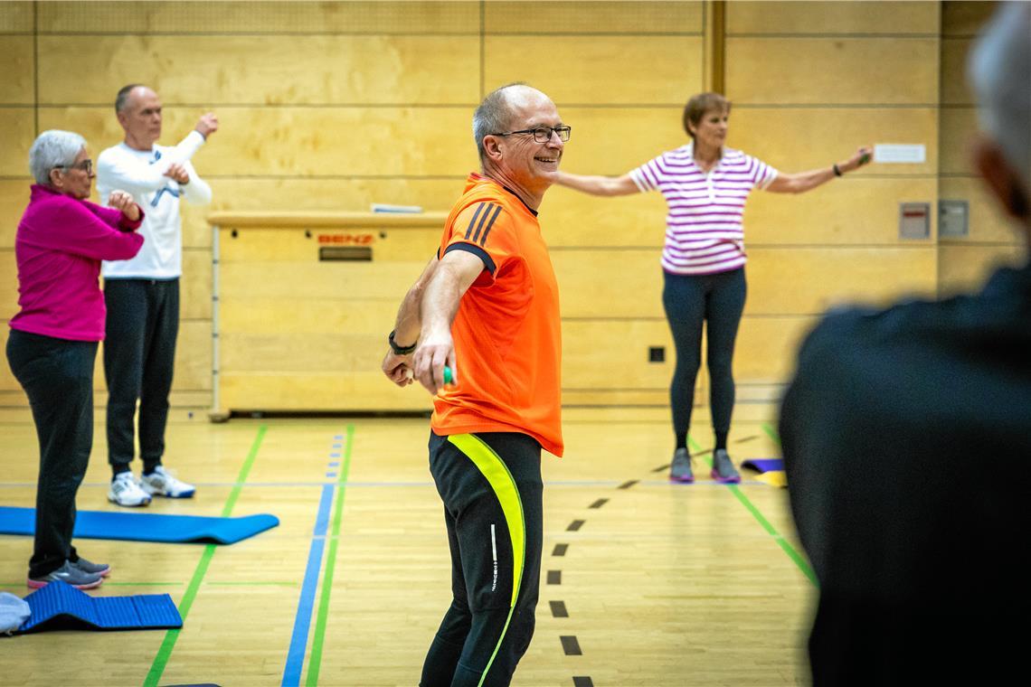 Die TSG Backnang bietet Sportkurse für Krebspatienten Andreas Simon (Mitte) erkrankte 2018 an Krebs. Dadurch ist er mehr als nur ein Übungsleiter, er ist „einer von ihnen“. Foto: Alexander Becher