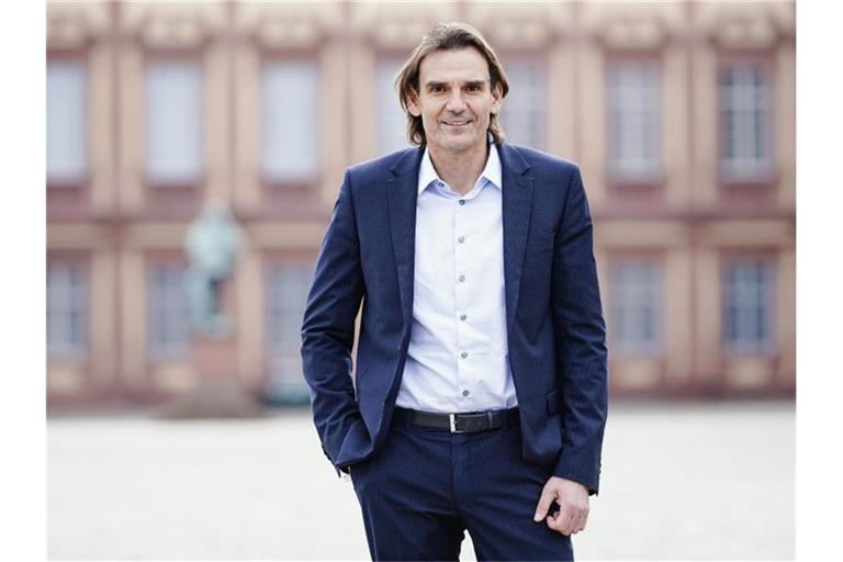 Andreas Stenger steht vor dem Mannheimer Schloss. Foto: Uwe Anspach/dpa/Archivbild