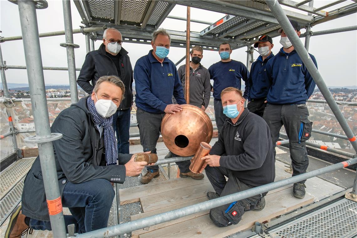 Andreas Stier (vorne links) mit der alten Zeitkapsel, Thorsten Wist (vorne rechts) mit der neuen Zeitkapsel. Foto: A. Becher