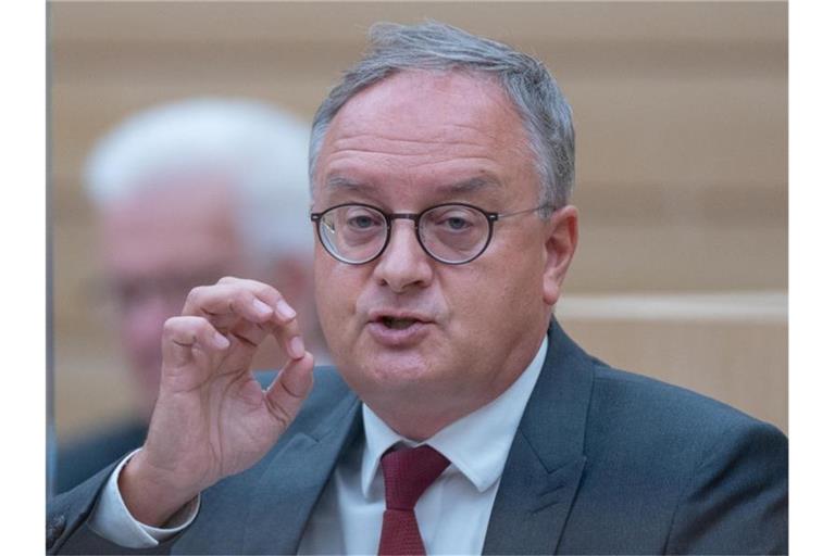 Andreas Stoc spricht während einer Debatte im Plenarsaal des Landtags. Foto: Bernd Weißbrod/dpa