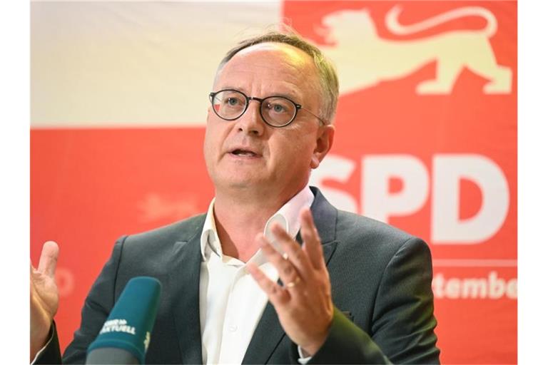 Andreas Stoch, der Landesvorsitzender der SPD Baden-Württemberg, spricht in der Filderhalle in Leinfelden-Echterdingen vor einer Landesvorstandssitzung über dieErgebnisse der Bundestagswahl zu Journalisten. Foto: Bernd Weißbrod/dpa