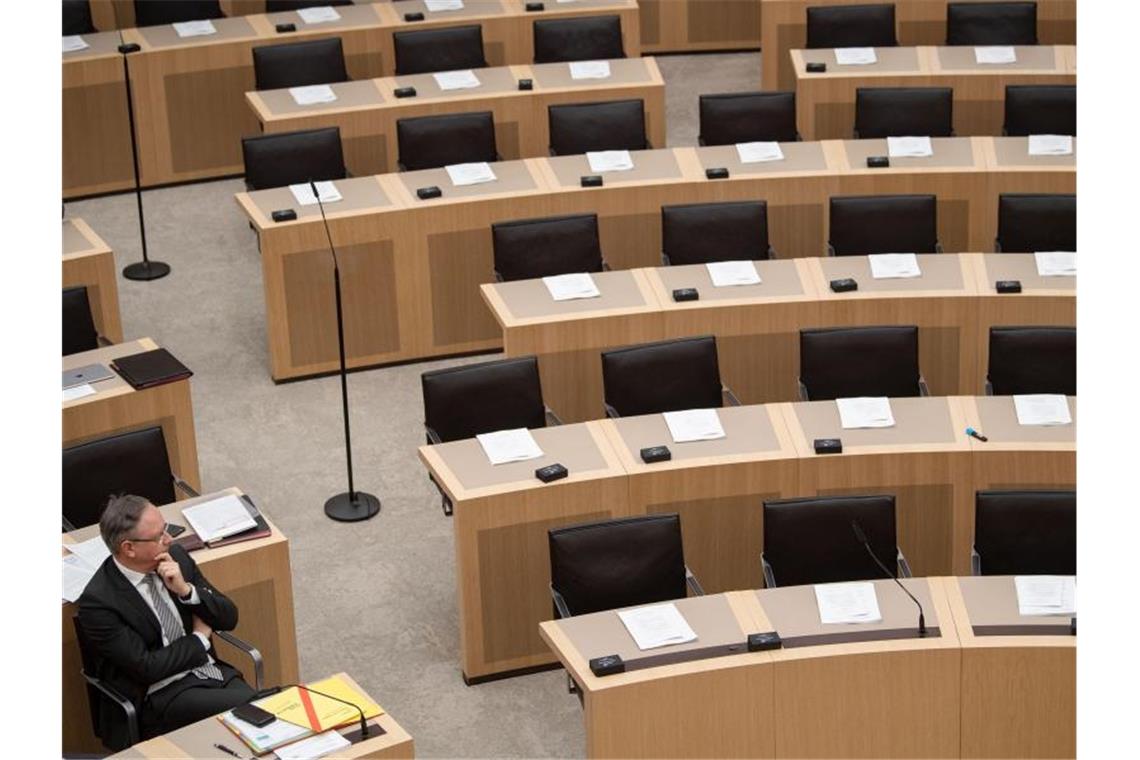 Landes-SPD sagt alle Veranstaltungen bis Ende April ab Andreas Stoch, Fraktionsvorsitzender der SPD, sitzt neben unbesetzten Bänken im Landtag. Foto: Marijan Murat/dpa/Archivbild