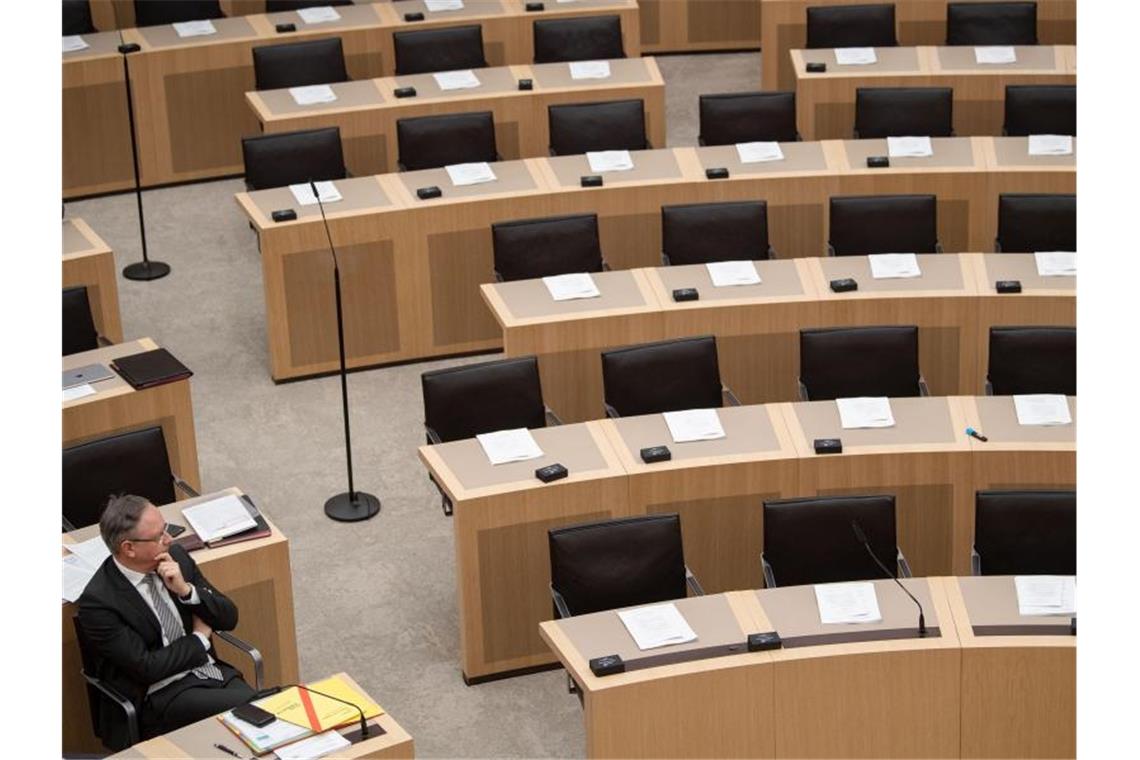 Andreas Stoch, Fraktionsvorsitzender der SPD, sitzt neben unbesetzten Bänken im Landtag. Foto: Marijan Murat/dpa/Archivbild