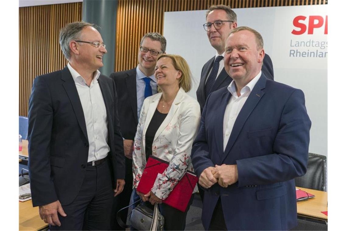 Andreas Stoch (l-r), Thorsten Schäfer-Gümbel, Nancy Faeser, Alexander Schweitzer und Stefan Pauluhn stehen zusammen. Foto: Frank Rumpenhorst