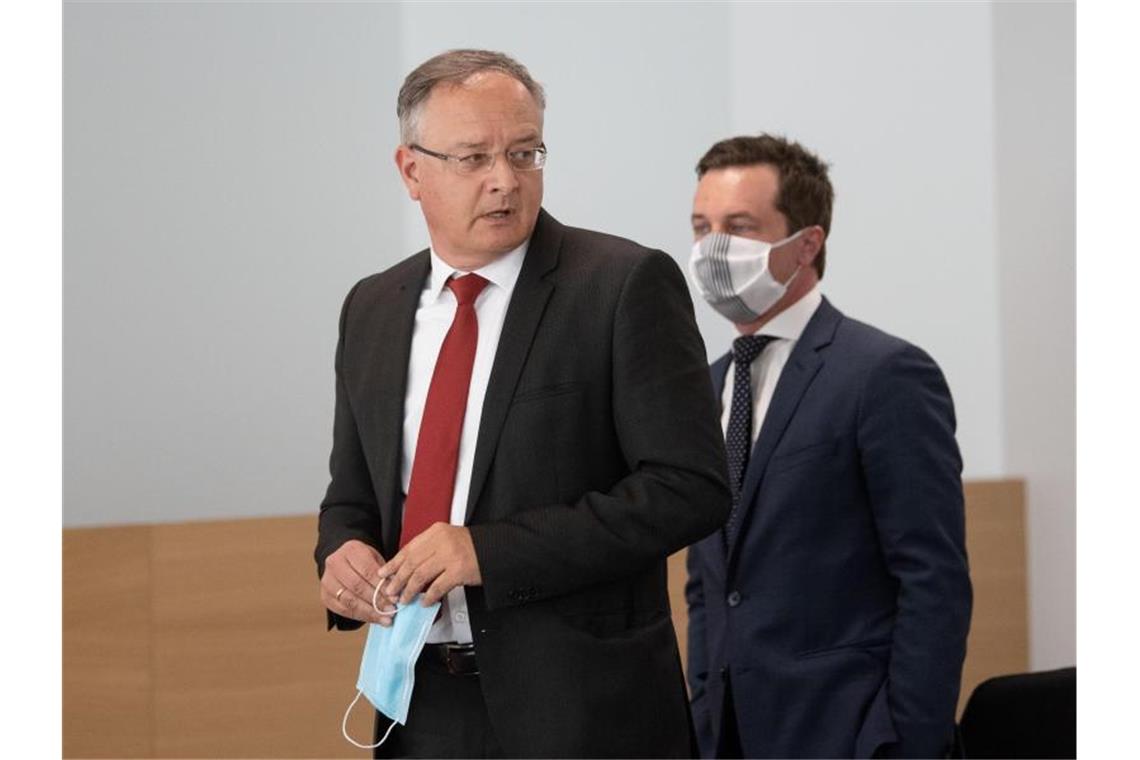 Andreas Stoch, Landesvorsitzender der SPD Baden-Württemberg (l), im Landtag. Foto: Marijan Murat/dpa