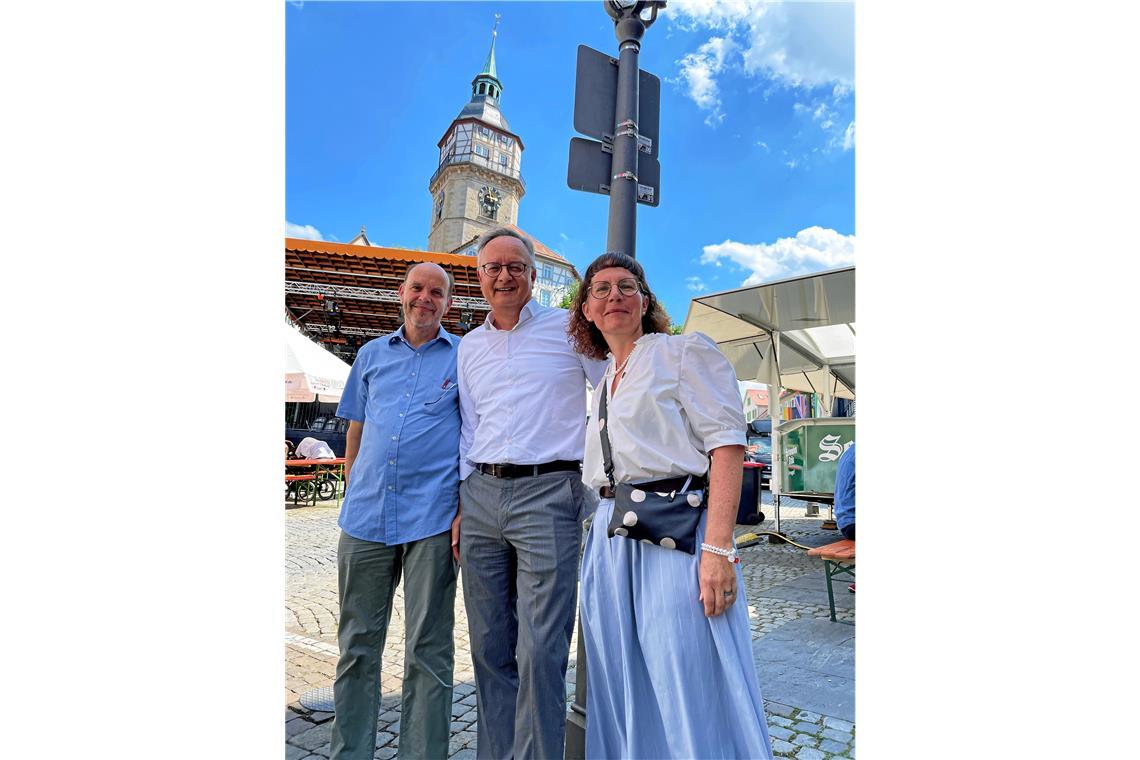 Der Live-Blog zum 53. Backnanger Straßenfest: Mit dem Zapfenstreich klingt das Fest aus Andreas Stoch (Mitte) mit der SPD-Landtagsabgeordneten Simone Kirschbaum und deren Vorgänger Gernot Gruber. Foto: privat