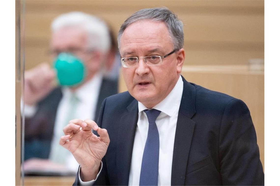 Andreas Stoch (r), Vorsitzender der SPD-Fraktion im Landtag von Baden-Württemberg. Foto: Marijan Murat/dpa